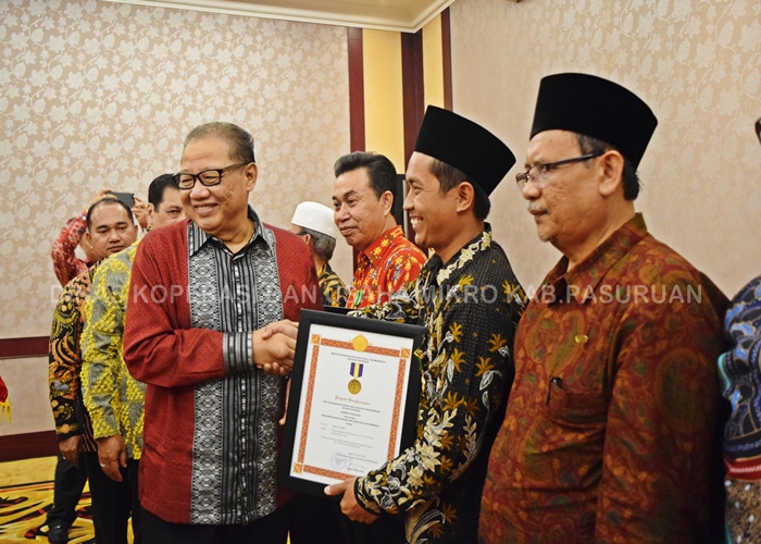 Penghargaan Bakti Koperasi 2018 Kepada KOPPONTREN Al - Yasini Kabupaten Pasuruan
