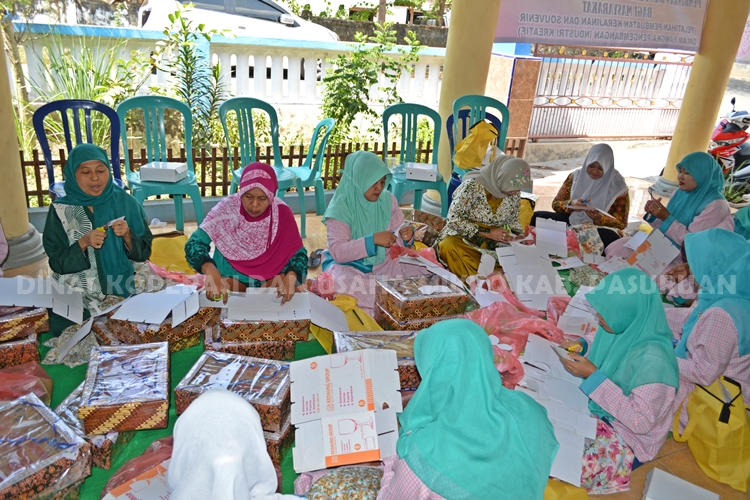 PEMBINAAN DAN PELATIHAN KETERAMPILAN KERJA BAGI MASYARAKAT (PELATIHAN PEMBUATAN KERAJINAN DAN SOUVENIR DALAM RANGKA PENGEMBANGAN INDUSTRI KREATIF)