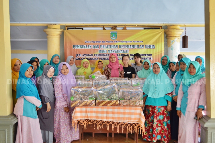 PEMBINAAN DAN PELATIHAN KETERAMPILAN KERJA BAGI MASYARAKAT (PELATIHAN PEMBUATAN KERAJINAN DAN SOUVENIR DALAM RANGKA PENGEMBANGAN INDUSTRI KREATIF)