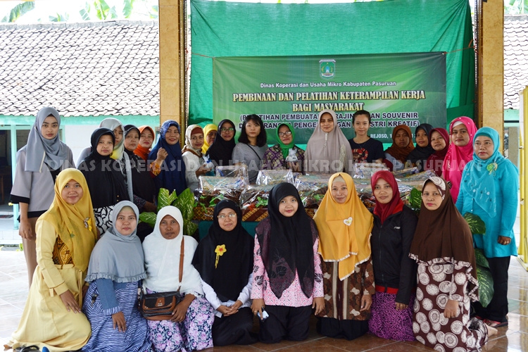 PEMBINAAN DAN PELATIHAN KETERAMPILAN KERJA BAGI MASYARAKAT (PELATIHAN PEMBUATAN KERAJINAN DAN SOUVENIR DALAM RANGKA PENGEMBANGAN INDUSTRI KREATIF)